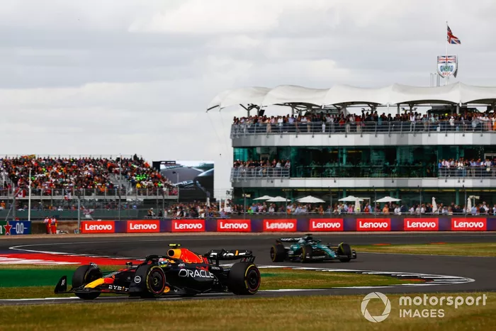 Sergio Pérez, Red Bull Racing RB19, Lance Stroll, Aston Martin AMR23