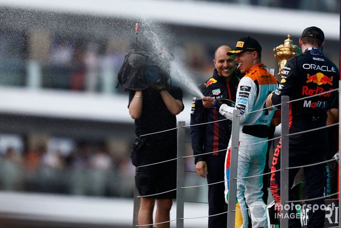 Lando Norris, McLaren, 2ª posición, Max Verstappen, Red Bull Racing, 1ª posición, spray Champagne