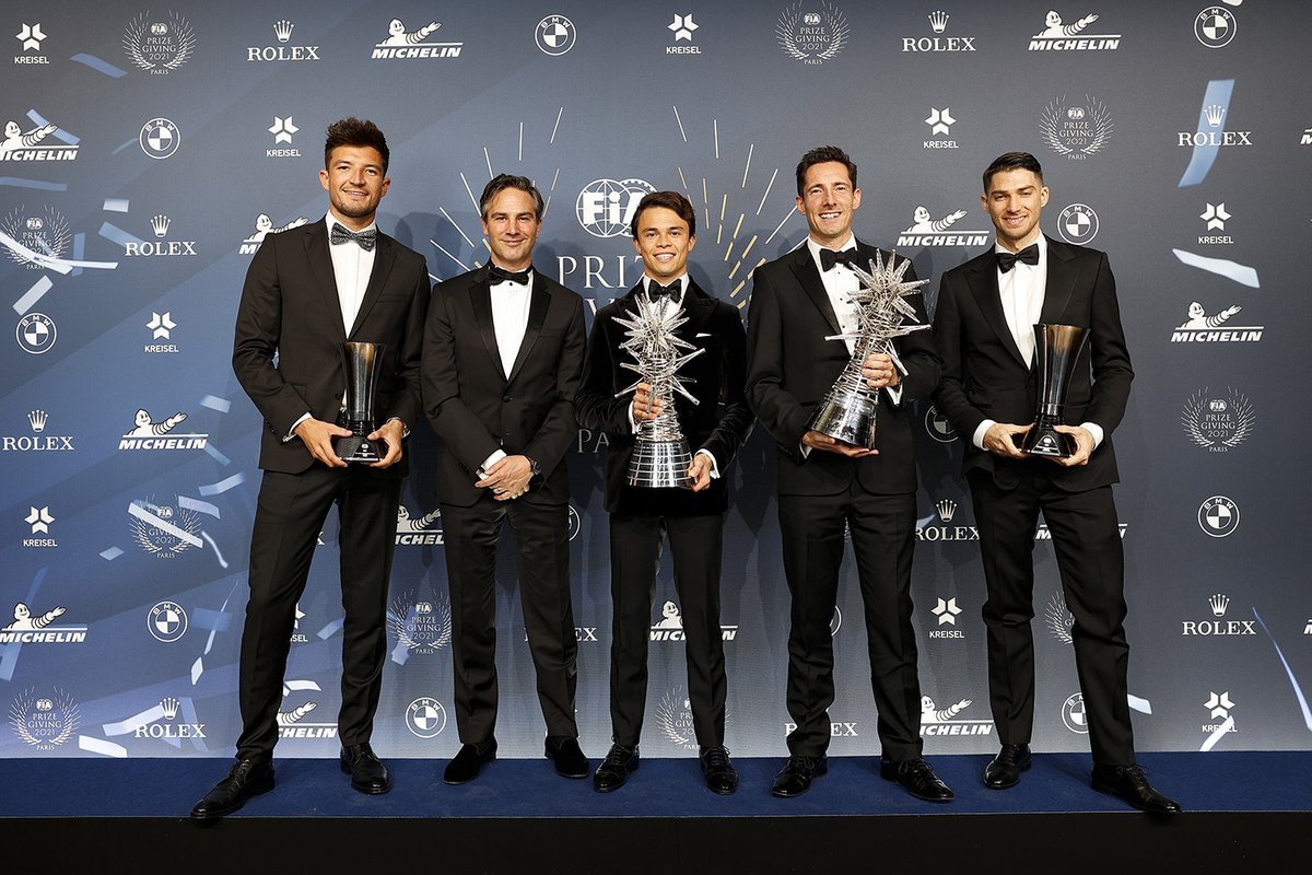 Nyck De Vries, vainqueur du championnat de Formule E, avec le second Edoardo Mortara et le troisième Jake Dennis