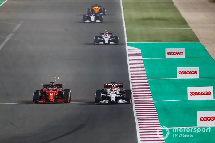 Charles Leclerc, Ferrari SF21, lucha con Kimi Raikkonen, Alfa Romeo Racing C41