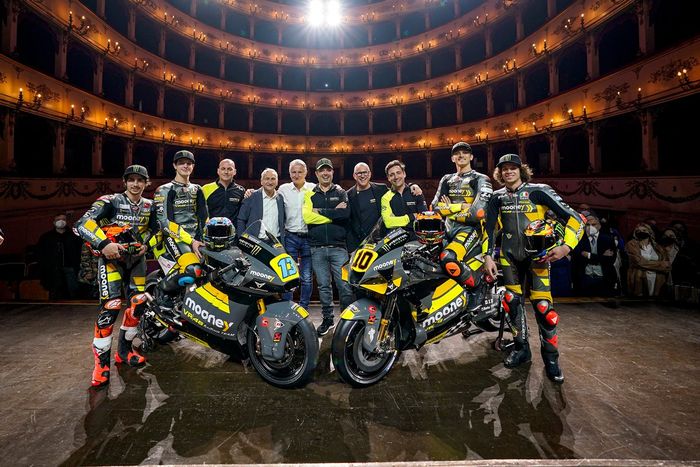 Luca Marini, Marco Bezzecchi, Celestino Vietti, Niccolo Antonelli, VR46 Racing Team con Valentino Rossi, propietario del VR46 Racing Team y miembros del equipo

