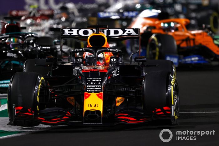 Max Verstappen, Red Bull Racing RB16B, Lewis Hamilton, Mercedes W12, en la reanudación