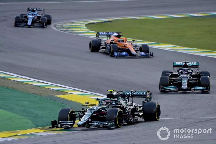 Sebastian Vettel, Aston Martin AMR21, Lewis Hamilton, Mercedes W12, y Daniel Ricciardo, McLaren MCL35M