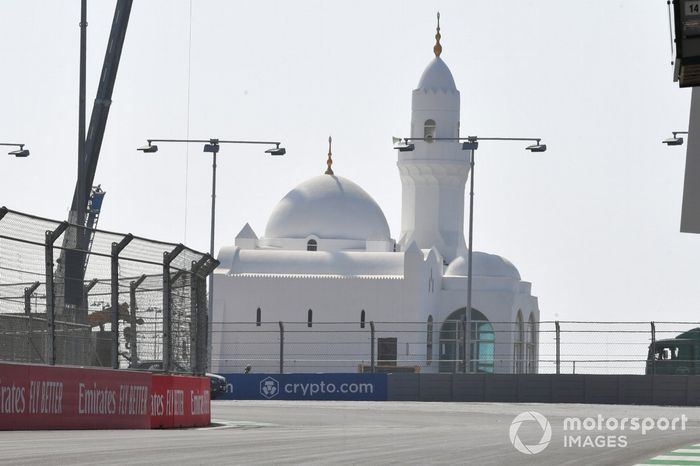 Vista general del circuito de Yeda y una mezquita al fondo