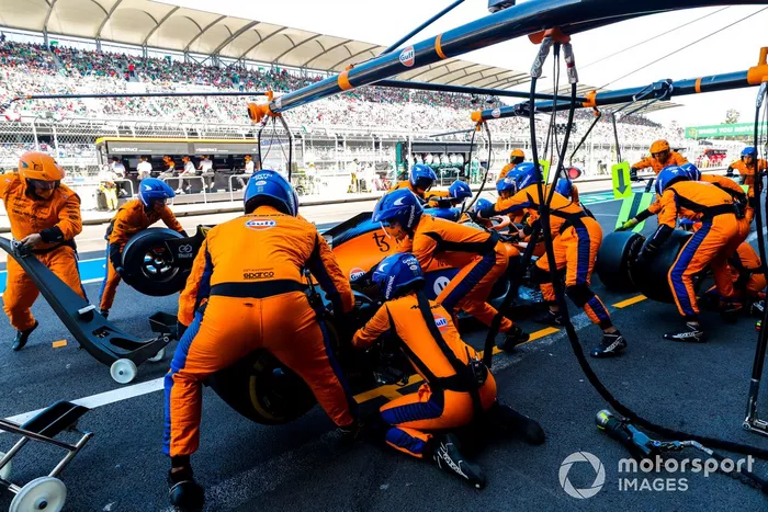 Daniel Ricciardo, McLaren MCL35M, en pits