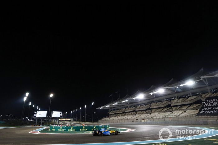 Fernando Alonso pilota el Renault R25, el coche con el que ganó el mundial 2005 de F1, en Abu Dhabi