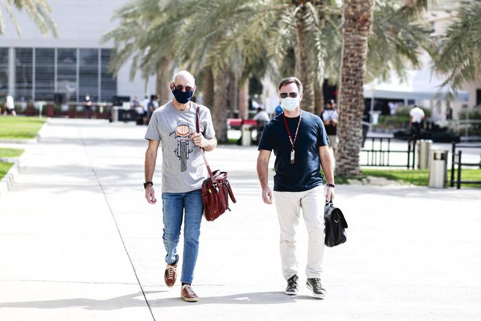 Adrian Newey, jefe técnico de Red Bull Racing y Christian Horner, director de Red Bull Racing, en el paddock