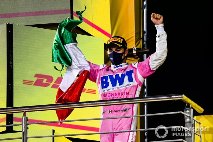 Podio: ganador Sergio Pérez, Racing Point con una bandera de México