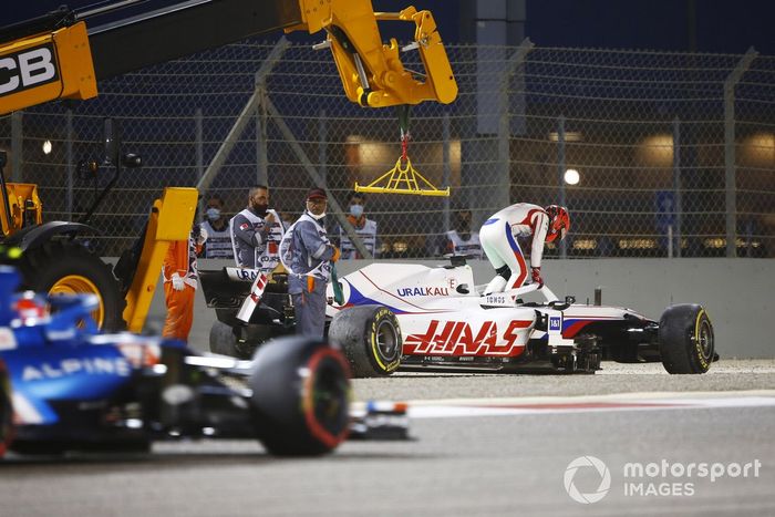 Nikita Mazepin, Haas VF-21, sale de su coche tras un accidente en la primera vuelta