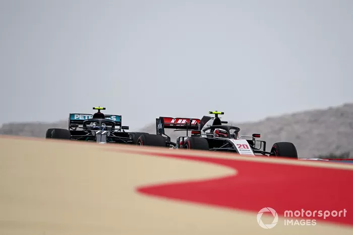 Kevin Magnussen, Haas VF-20, Valtteri Bottas, Mercedes F1 W11