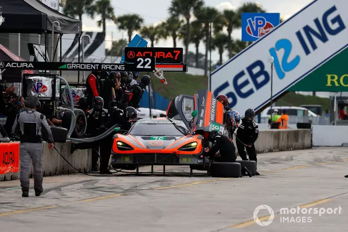 #76 Compass Racing McLaren 720S GT3, GTD: Corey Fergus, Paul Holton, pit stop