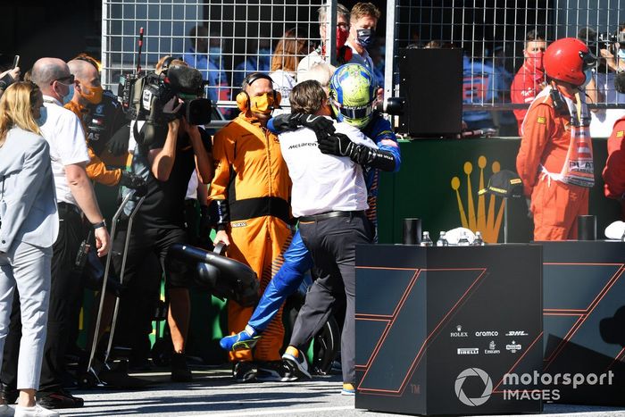 Zak Brown, Director Ejecutivo de McLaren, y Lando Norris, McLaren, celebran en el podio después de la carrera