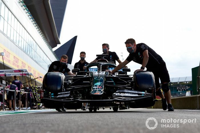 Mecánicos de Mercedes con el W11 de Lewis Hamilton en el pitlane