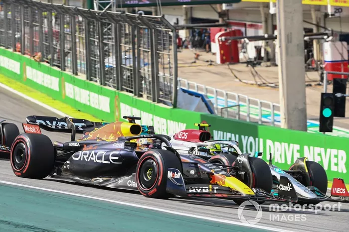 Max Verstappen, Red Bull Racing RB18, lucha con Lewis Hamilton, Mercedes W13