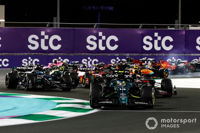 Fernando Alonso, Aston Martin AMR23, Sergio Pérez, Red Bull Racing RB19, George Russell, Mercedes F1 W14, el resto de la parrilla en la primera vuelta.