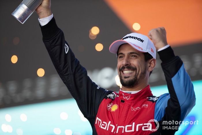 Lucas di Grassi, Mahindra Racing, 3ª posición, levanta su trofeo