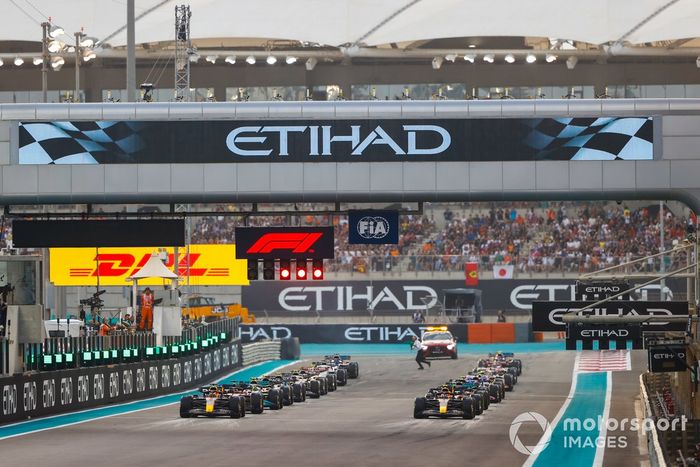 Arrancada Max Verstappen, Red Bull Racing RB18, Sergio Pérez, Red Bull Racing RB18, se preparan para liderar la salida