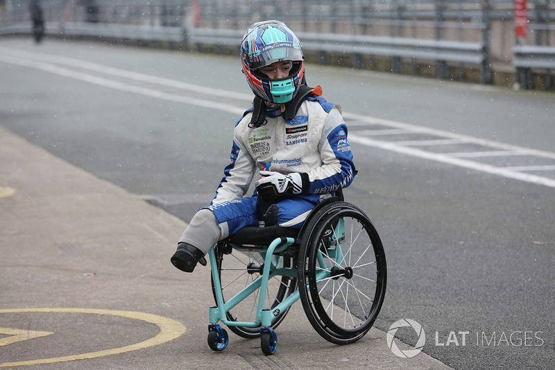 Billy Monger en el coche de carreras, regreso a probar el Carlin MSV Fórmula 3