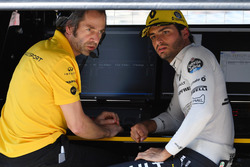 Paul Monaghan, Renault Sport F1 Team et Carlos Sainz Jr., Renault Sport F1 Team