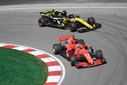 Sebastian Vettel, Ferrari SF71H en Nico Hulkenberg, Renault Sport F1 Team R.S. 18
