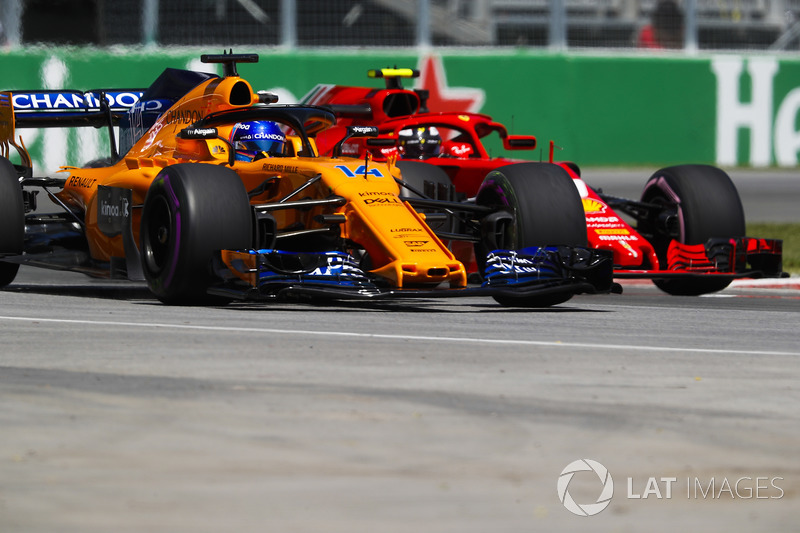 Fernando Alonso, McLaren MCL33, y Kimi Raikkonen, Ferrari SF71H