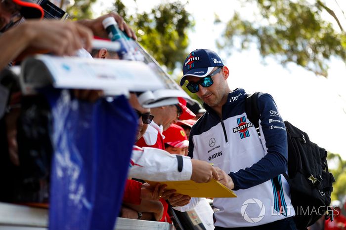 Robert Kubica, Williams Martini Racing, firma autógrafos para los fans