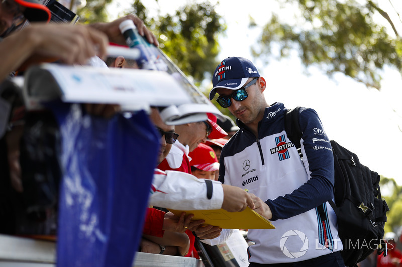 Robert Kubica, Williams Martini Racing, imza dağıtıyor