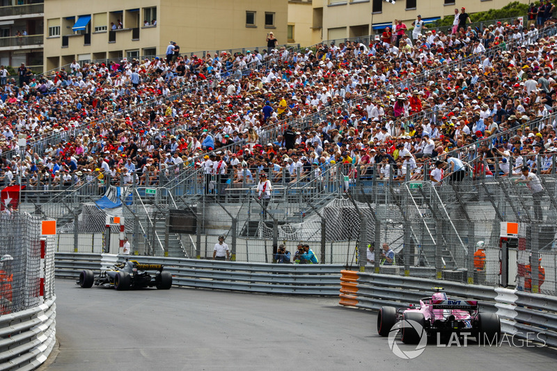 Nico Hulkenberg, Renault Sport F1 Team R.S. 18, delante de Esteban Ocon, Force India VJM11