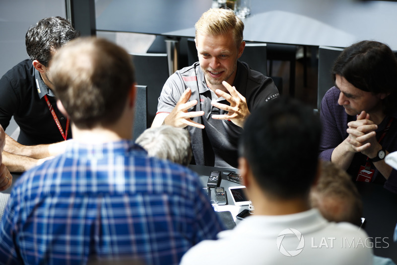 Kevin Magnussen, Haas F1 Team, avec les médias