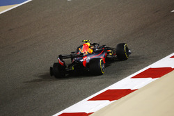 Max Verstappen, Red Bull Racing RB14 Tag Heuer, a los pits con un pinchazo