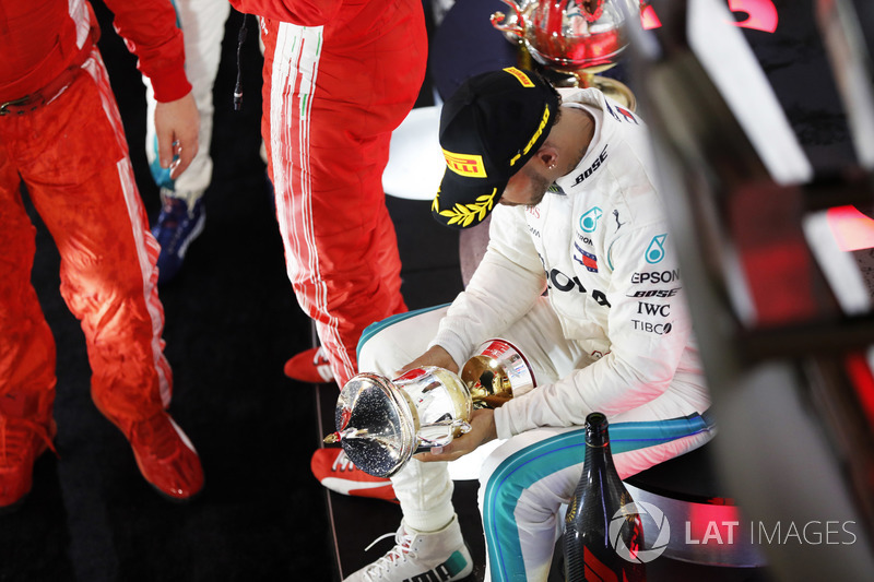 Lewis Hamilton, Mercedes AMG F1, 3 ° puesto, inspecciona su trofeo