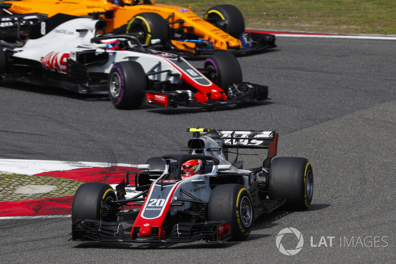 Kevin Magnussen, Haas F1 Team VF-18 Ferrari, devant Romain Grosjean, Haas F1 Team VF-18 Ferrari, et Fernando Alonso, McLaren MCL33 Renault