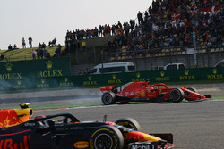 Столкновение: Макс Ферстаппен, Red Bull Racing RB14, и Себастьян Феттель, Ferrari SF71H
