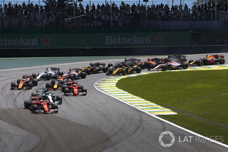 Sebastian Vettel, Ferrari SF70H, Valtteri Bottas, Mercedes AMG F1 W08, Kimi Raikkonen, Ferrari SF70H, Max Verstappen, Red Bull Racing RB13, Fernando Alonso, McLaren MCL32, y el resto de la parrilla en la salida