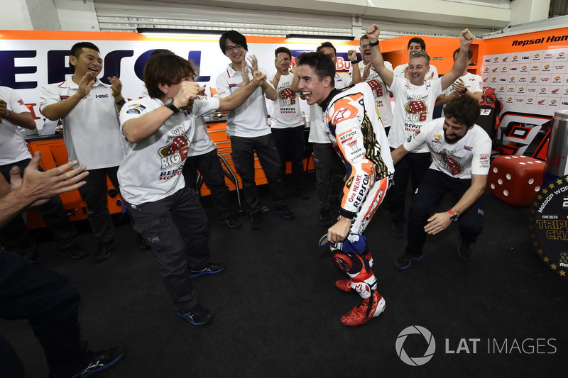 Le Champion du monde Marc Marquez, Repsol Honda Team, fête son titre avec son équipe