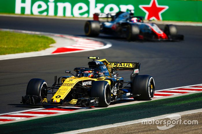 Carlos Sainz Jr., Renault Sport F1 Team R.S. 18, y Kevin Magnussen, Haas F1 Team VF-18