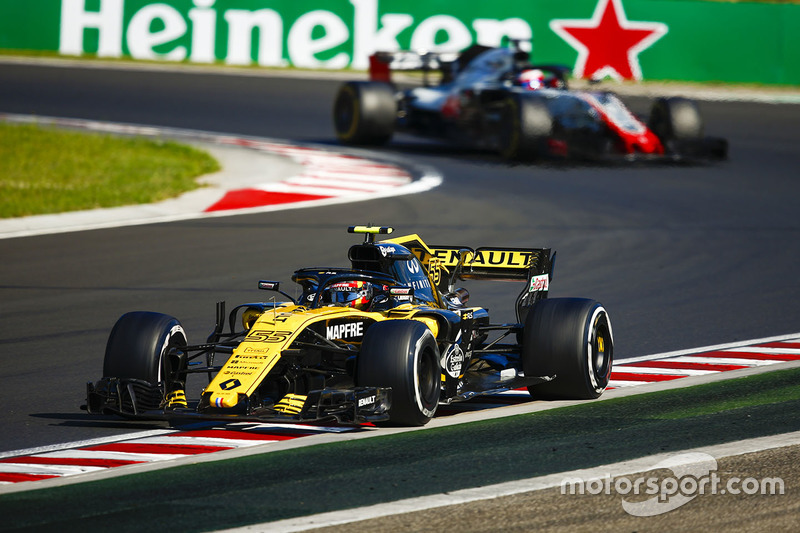 Carlos Sainz Jr., Renault Sport F1 Team R.S. 18, Kevin Magnussen, Haas F1 Team VF-18