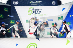 Podio: i vincitori della gara #8 Toyota Gazoo Racing Toyota TS050 Hybrid: Anthony Davidson, Sébastie