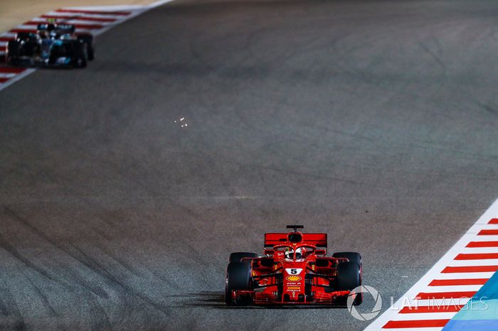 Sebastian Vettel, Ferrari SF71H, Valtteri Bottas, Mercedes AMG F1 W09