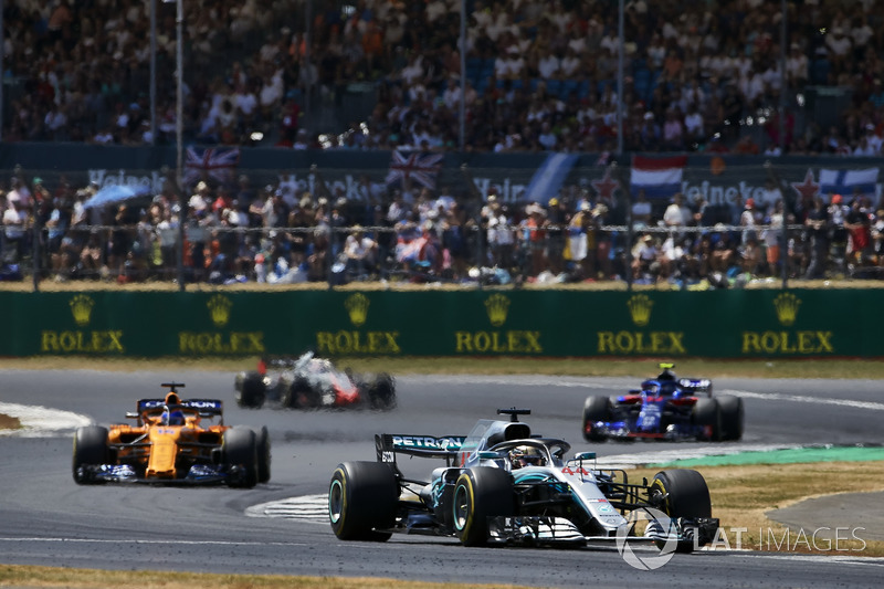 Lewis Hamilton, Mercedes AMG F1 W09, leads Fernando Alonso, McLaren MCL33, Pierre Gasly, Toro Rosso STR13, and Romain Grosjean, Haas F1 Team VF-18