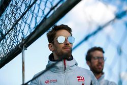 Romain Grosjean, Haas F1 Team, mira la acción desde la pista