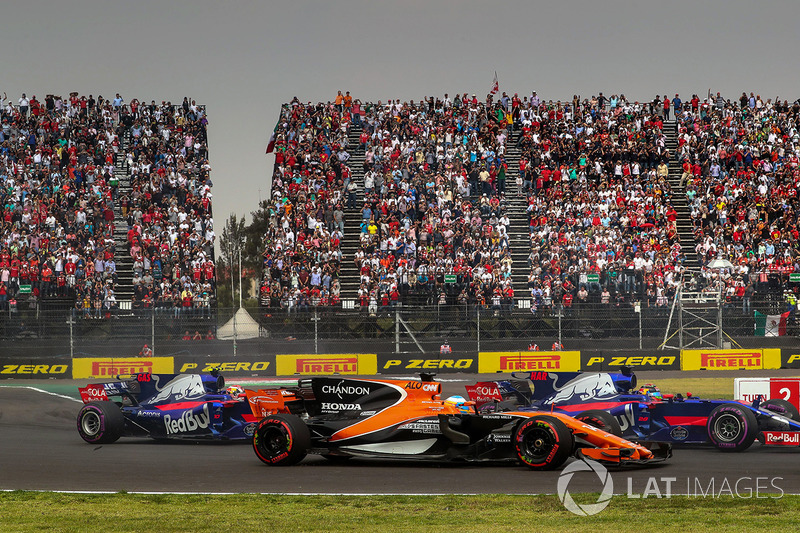 Fernando Alonso, McLaren MCL32 battles with Brendon Hartley, Scuderia Toro Rosso STR12 and Pierre Gasly, Scuderia Toro Rosso STR12 at the start of the race