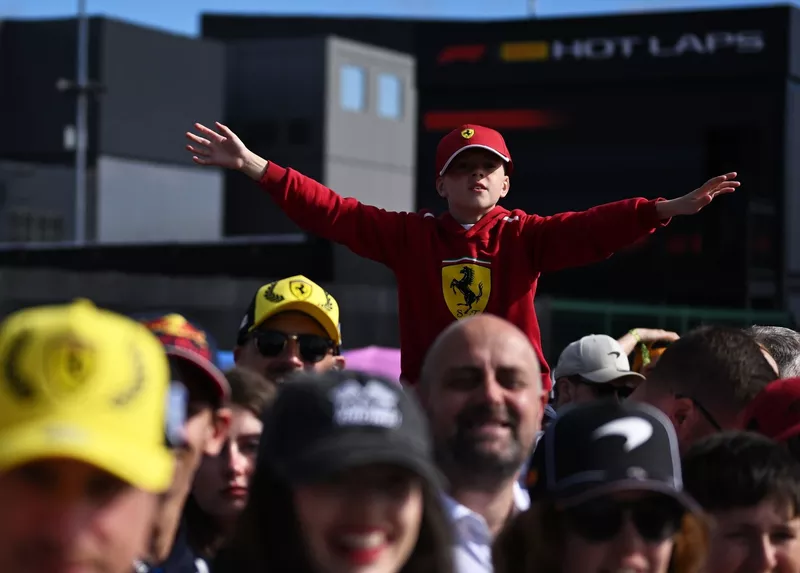 Un joven aficionado muestra su apoyo a la Scuderia Ferrari