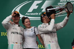 Winnaar Lewis Hamilton, Mercedes AMG F1 en tweede Nico Rosberg, Mercedes AMG F1