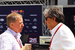 Martin Brundle, Sky Sports Commentator met Pasquale Lattuneddu van de FOM