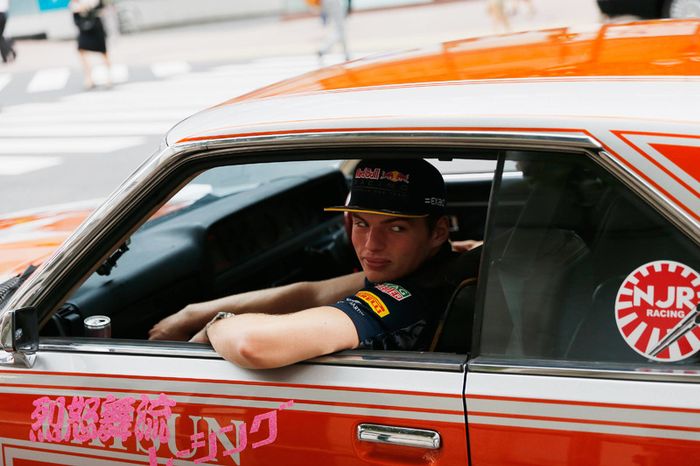 Daniel Ricciardo y Max Verstappen, Red Bull Racing conducen alrededor de Tokio en un coche de Bosozuko