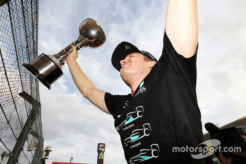 Race winner Nico Rosberg, Mercedes AMG F1 celebrates the Constructors' title with the team