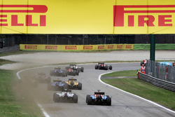 Эстебан Окон, Manor Racing MRT05 и Эстебан Гутьеррес, Haas F1 Team VF-16 на старте гонки