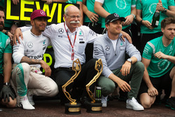 Winnaar Lewis Hamilton, Mercedes AMG F1 viert met Dr. Dieter Zetsche, Daimler AG CEO, Nico Rosberg