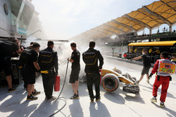 Nach Brand in der Boxengasse: das Auto von Kevin Magnussen, Renault Sport F1 Team RS16